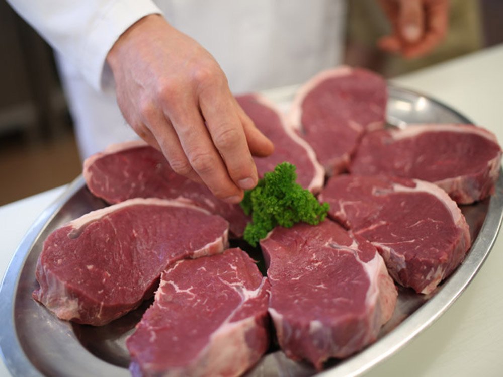 Frisches Fleisch aus der Region Frische Fleischstücke werden für die Verkaufstheke vorbereitet