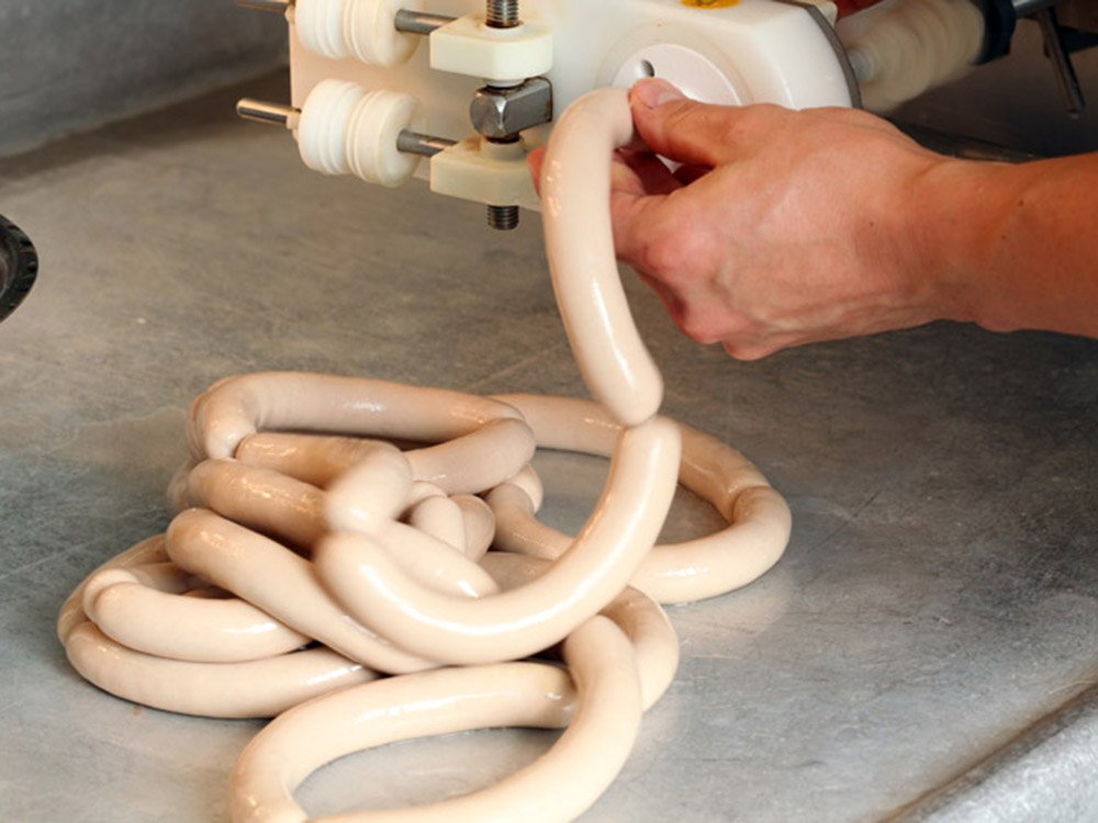 Wurstherstellung im Fleischerhandwerk Frische Brühwürste werden in der Fleischerei hergestellt