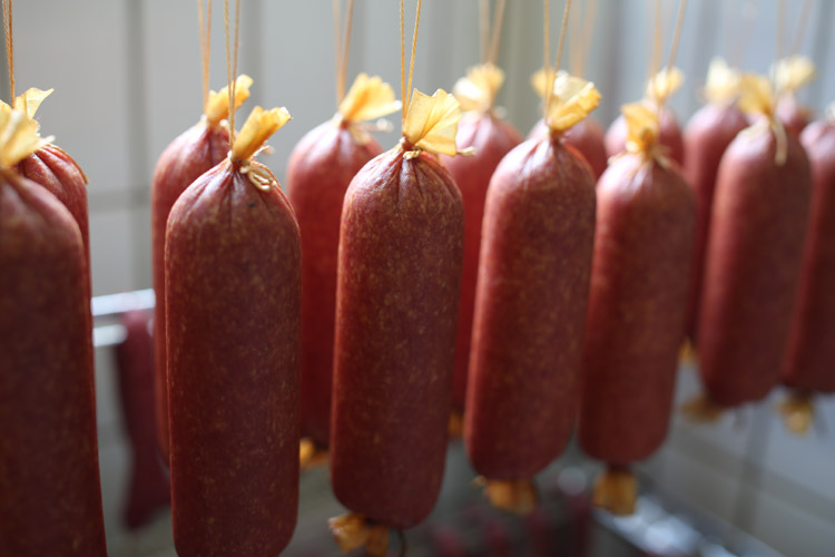 Wurstspezialitäten aus eigener Herstellung Frisch hergestellte Wurstspezialitäten hängen zur weiteren Verarbeitung